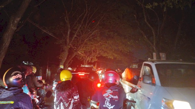 Kemacetan panjang terjadi di Jalan Trans Sulawesi yang menghubungkan Kabupaten Gowa- Takalar akibat penutupan di Jalan Poros Galesong-Barombong (Portal Media/Reza) 