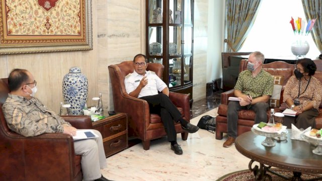 Danny Pomanto saat menerima kunjungan USAID-IUWASH Tangguh di kediaman pribadinya, Jalan Amirullah Makassar, Rabu (14/9/2022). Foto: dok