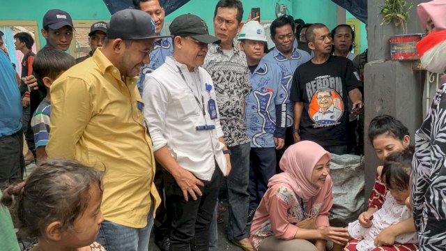 Dirut PDAM Beni Iskandar dan Dirum, Indira Mulyasari menyapa korban kebakaran. Foto: ist