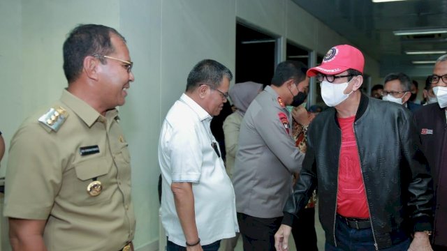 Danny Pomanto menjemput langsung Menteri Hukum dan Hak Asasi Manusia (Menkumham) RI, Yasonna Laoly di Bandara Soekarno-Hatta, Selasa (27/9/2022). Foto: dok