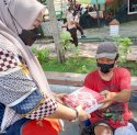 PP IKA SMA Kartika Makassar Bagikan 100 Dos Paket Nasi kepada Masyarakat dan Anak Yatim