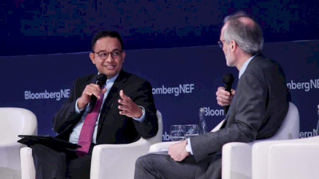 Gubernur DKI Jakarta periode 2017-2022, Anies Rasyid Baswedan menjadi pembicara di Bloomberg NEF Summit, salah satu side event di G20 dan B20, di Nusa Dua, Bali. Foto: twitter @Aniesbaswedan