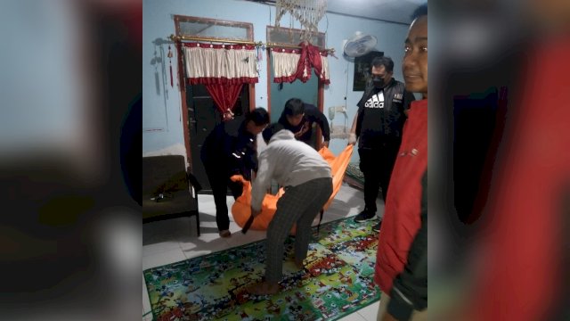 Jasad mahasiswi yang dievakuasi aparat kepolisian hendak dibawa ke Rumah Sakit (RS) Bhayangkara Makassar guna pemeriksaan lebih lanjut. Foto: ist