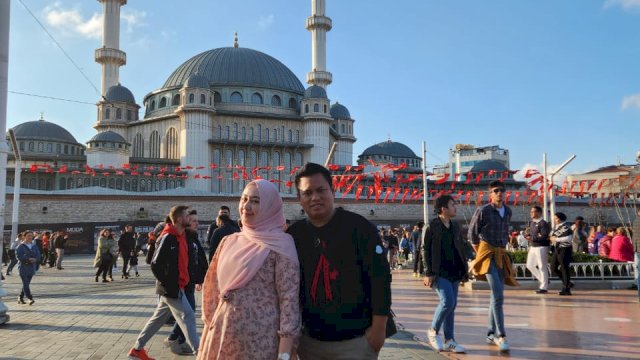 Potret Supriadi bersama Istrinya 10 menit sebelum bom terjadi di pusat perbelanjaan Taksim, Istanbul, Turki. 