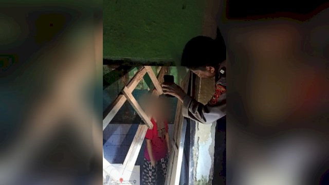 Pihak kepolisian saat melakukan evakuasi terhadap Febriani Remak (19) yang ditemukan tewas tergantung, diduga karena bunuh diri/IST