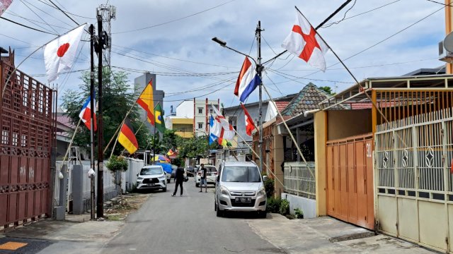 Suasana pemukiman padat penduduk yang dipasangi sejumlah bendera negara jelang Piala Dunia 2022 (Portal Media/Reza)