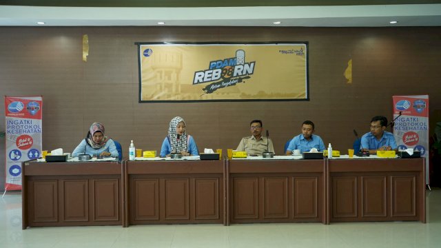 Direktur Umum dan Pelayanan Perumda Air Minum Kota Makassar, Indira Mulyasari Paramastuti dan Direktur IPAL Ayman Adnan saat menerima kunjungan  DPRD Kabupaten Bone /IST