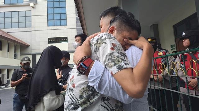 Korban penipuan investasi online Binomo Indra Kesuma alias Indra Kenz menangis histeris, usai majelis hakim memvonis Indra Kenz di bawah tuntutan Jaksa Penuntut Umum (JPU). Foto: dok merdeka