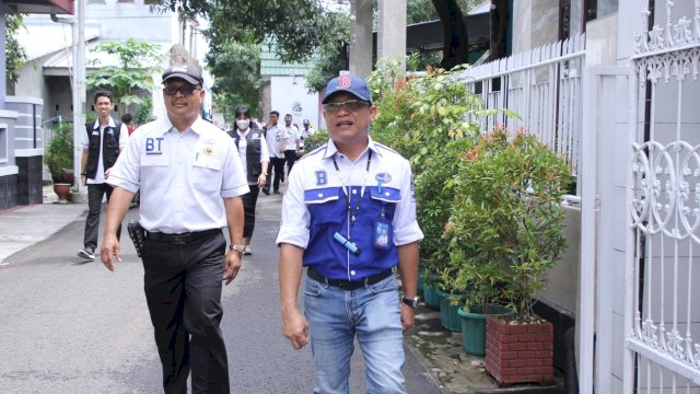 Para Direksi kembali turun ke lapangan untuk melakukan penagihan ke pelanggan yang pembayarannya menunggak/Ist