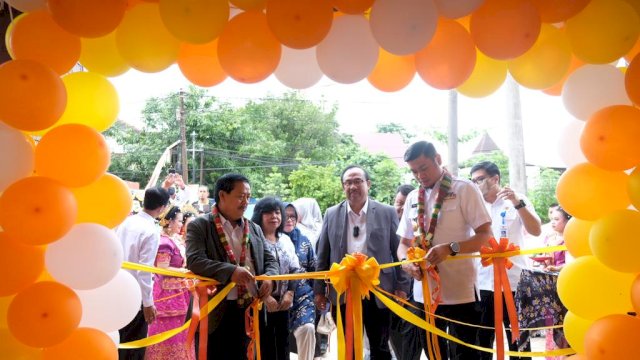 Bupati Gowa, Adnan Purichta Ichsan saat meresmikan gedung pelayanan perpustakaan yang berlokasi di Jalan Masjid Raya ini pun secara resmi dibuka, Rabu (16/11)/Ist