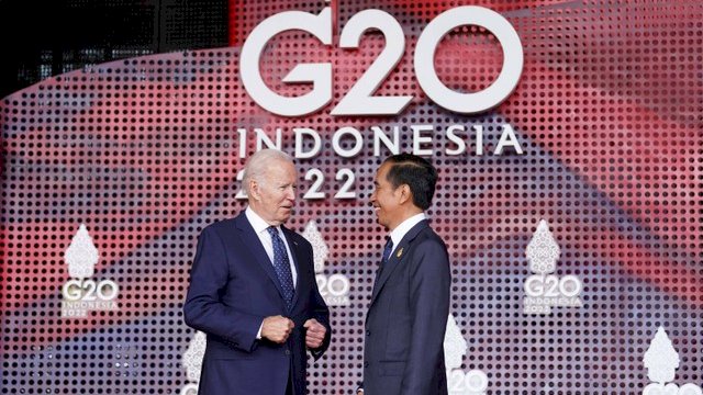 Presiden Jokowi menyambut Presiden AS Joe Biden saat tiba di KTT G20 di Nusa Dua, Bali, Indonesia, Selasa (15/11/2022). Foto: dok kumparan