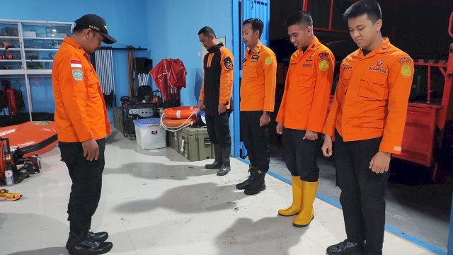 Personel Basarnas yang melakukan doa bersama sebelum berangkat melakukan pencarian satu warga hilang terseret longsor. Foto: ist