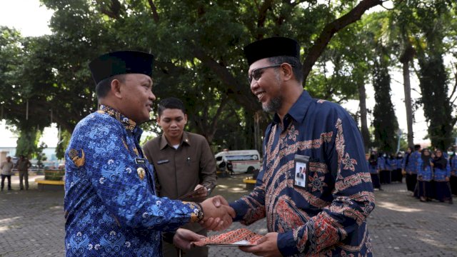 Bupati Bantaeng Ilham Azikin saat memberikan penghargaan kepada tenaga kesehatan/IST