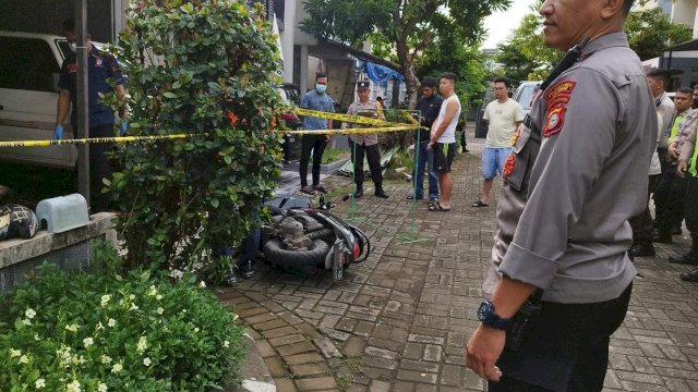 Polisi yang melakukan pemeriksaan di lokasi penemuan jasad pria (ist)