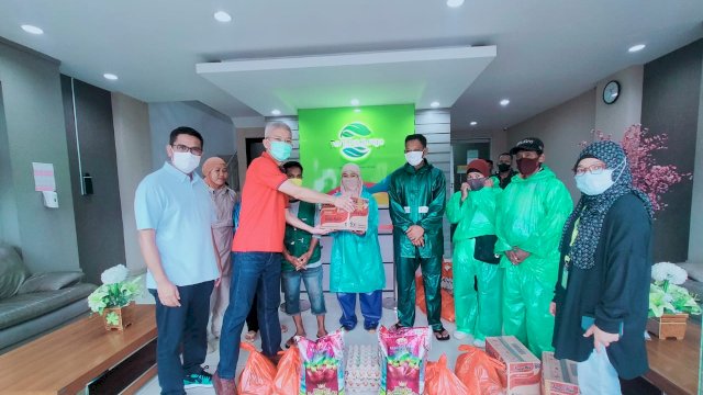 Program Rutin GMTD Bagikan Paket Sembako kepada Petugas Kebersihan di Tanjung Bunga