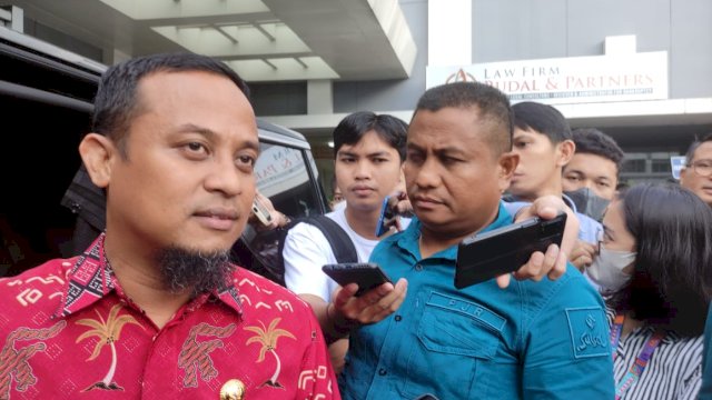 Gubernur Sulawesi Selatan Andi Sudirman Sulaiman (kiri)