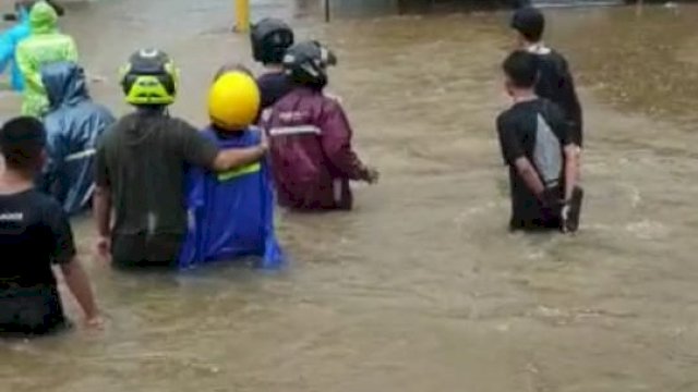 Banjir terjadi di hampir seluruh kelurahan di Kota Makassar Jumat (18/11/2022) hari ini. Foto: ist