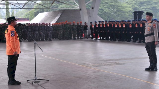 Gubernur Sulawesi Selatan, Andi Sudirman Sulaiman saat memimpin Apel Gelar Pasukan Kesiapsiagaan Penanganan Bencana Alam dan Pengecekan Peralatan SAR di Sulsel Tahun 2022 di Lapangan Karebosi, Jumat, 18 November 2022/IST