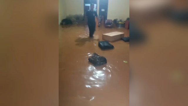 Gambar salah satu ruangan di Mapolda Sulsel yang tergenang air hingga sejumlah barang berserakan disapu banjir (ist)