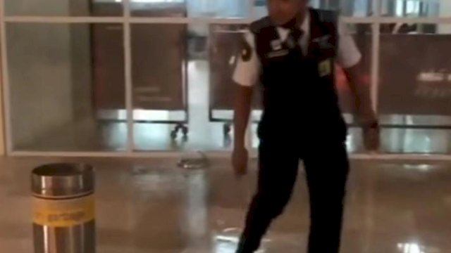 Genangan di ruang tunggu Bandara Sultan Hasanuddin. Foto: ist