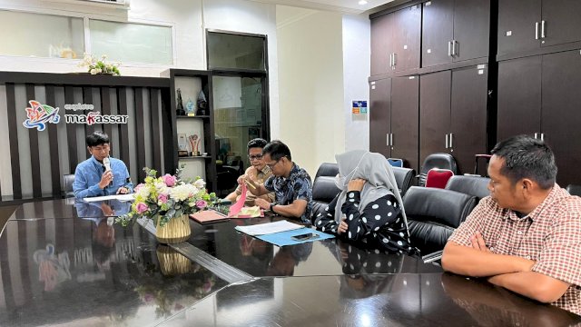 epala Bidang Ekonomi Kreatif, Zamhir Islamie Hatta bersama Kepala Bidang Pengembangan Destinasi Pariwisata Makassar, Safaruddin saat menerima rombongan DPRD Kabupaten Enrekang di Kantor Di ad Pariwisata Kota Makassar/IST