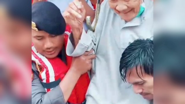 Aksi heroik Brigpol Suryadi S viral di media sosial/Int