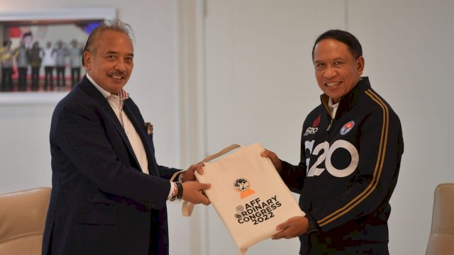 Menpora RI Zainudin Amali (kanan) dan  Utusan Khusus Presiden AFF Fransisco Kalbuadi