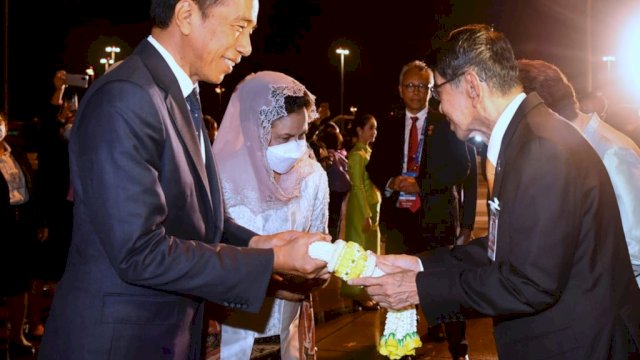 Presiden Jokowi dan Ibu Iriana Joko Widodo kembali ke tanah air dari Bandara Internasional Suvarnabhumi dengan menggunakan pesawat kepresidenan Indonesia-1, Jumat (18/11/2022). (Foto: BPMI Setpres)
 