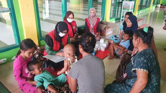 Personil TGC (Tim Gerak Cepat) Dinas Kesehatan Makassar saat memberikan pelayanan kesehatan kepada warga terdampak banjir di Makassar/IST