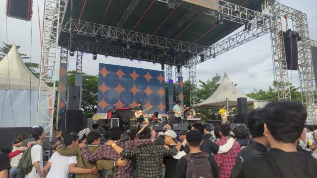 Kapal Udara, band lokal yang tengah naik daun ikut memeriahkan Festival Literasi Digital di Parking Lot Phinisi Point, Sabtu (19/11/2022) (Portal Media/Al Fath)