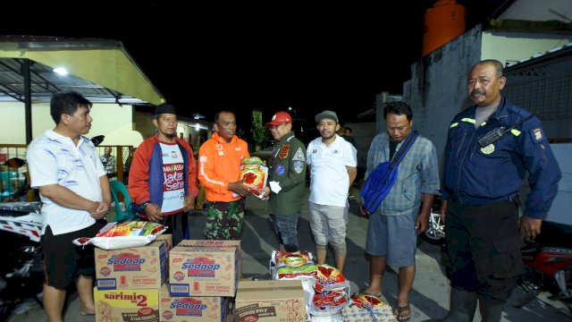 Perumda Air Makassar saat memberikan bantuan kepada korban banjir di Makassar/IST