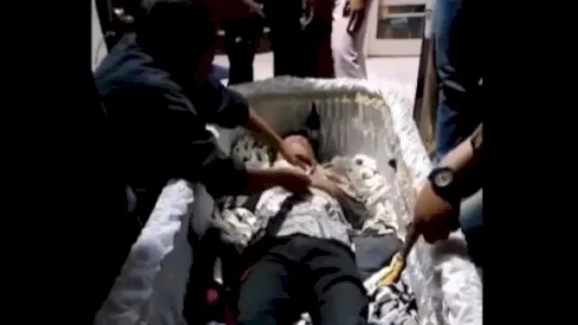 Tangkapan layar seorang pria hidup lagi dalam peti jenazah setelah dinyatakan meninggal. [Dok. Istimewa/suara]