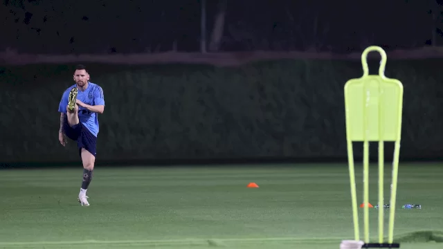 Lionel Messi berlatih sendirian (net)