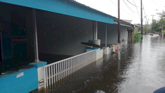 Situasi terkini banjir yang melanda Kota Makasaar, di Kecamatan Manggala. Foto: PORTALMEDIA/Reza 