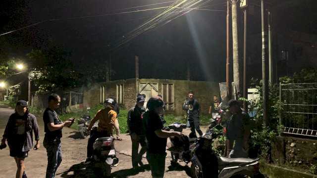 Sejumlah aparat kepolisian yang melakukan pemeriksaan di lokasi kejadian. Foto: ist