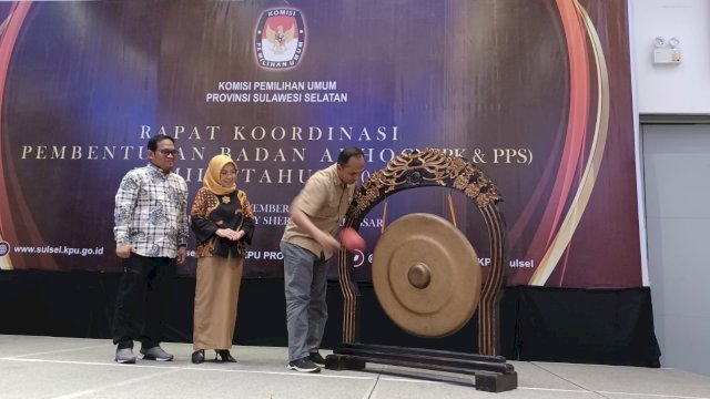 KPU Sulsel resmi membuka perekrutan badan ad hoc yang ditandai dengan pemukulan gong oleh Ketua KPU Sulsel, Faisal Amir. Foto: PORTALMEDIA/Alfath 