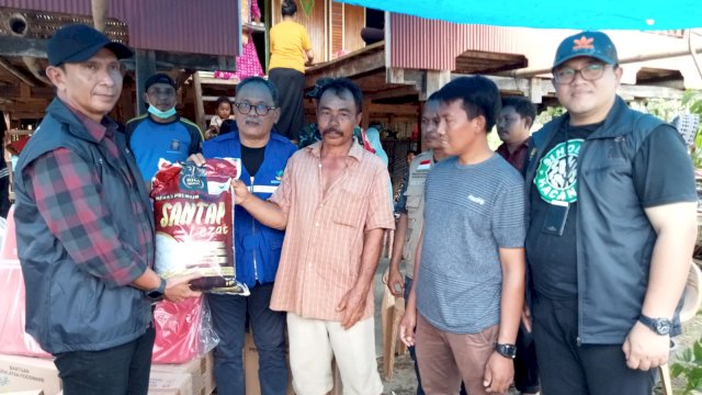 Bantuan beras diterima oleh korban banjir Jeneponto. Foto: dok
