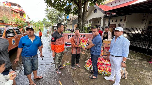 Penyerahan bantuan banjir oleh Tim PDAM Peduli Bencana Banjir. Foto: dok