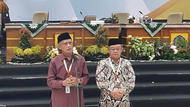 Ketua PP Muhammadiyah Haedar Nashir memberikan sambutan setelah terpilih kembali menjadi Ketua PP Muhammadiyah. Foto: ist