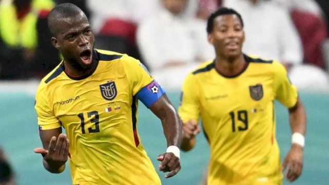 Penyerang Ekuador Enner Valencia selebrasi setelah mencetak gol selama pertandingan sepak bola Grup A Piala Dunia 2022 antara Qatar dan Ekuador di Stadion Al-Bayt di Al Khor, Doha, Qatar, Minggu (20/11/2022). [Raul ARBOLEDA / AFP]