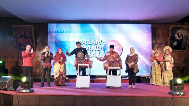 Bupati Gowa, Adnan Purichta Ichsan saat menghadiri Malam Grand Final Pemilihan Taurungka dan Taulolo Duta Wisata Gowa Tahun 2022, di Istana Tamalate Gowa, Minggu (20/11) malam/IST
