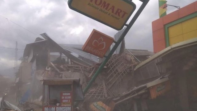 Penampakan gempa di Cianjur. Sejumlah rumah rusak parah, belasan orang dikabarkan meninggal dunia/INT