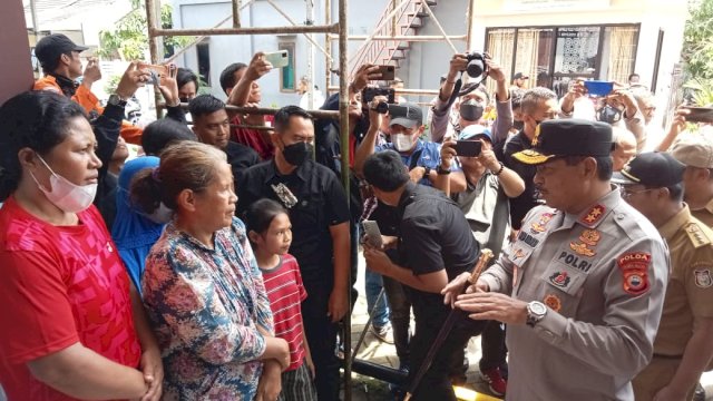 Kapolda Sulsel, Irjen Pol Nana Sudjana saat menyambangi pengungsi korban terdampak banjir di Kecamatan Biringkanaya. (Portal Media/ Reza Rivaldi)