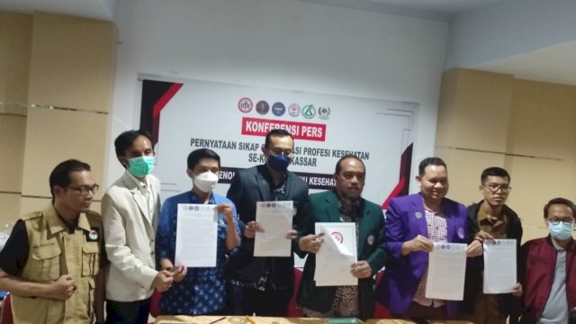 Konferensi pers Organisasi Kesehatan se-Kota Makassar yang mengeluarkan pernyataan sikap menolak RUU Omnibus Law dari Prolegnas. Foto: Portalmedia/ Alfath