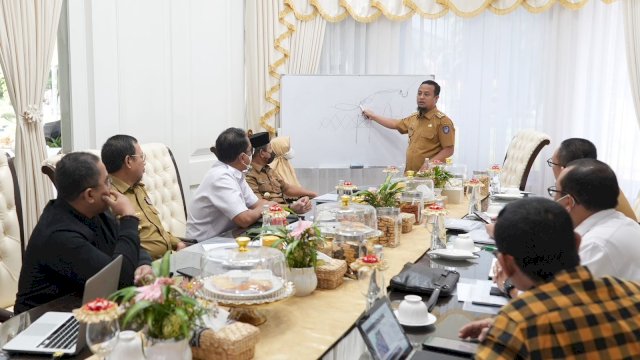 Gubernur Sulsel, Andi Sudirman Sulaiman saat menggelar rapat evaluasi dan memberikan arahan terkait mitigasi atau penanggulangan bencana banjir di Rujab Gubernur Sulsel, Senin, 21 November 2022/Ist