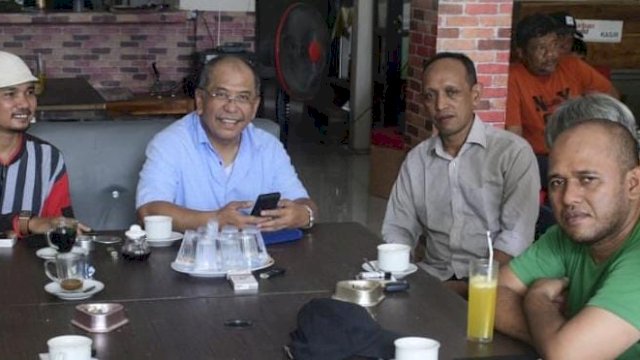 Ilham Arief Sirajuddin (IAS) saat nongkrong bersama pengusaha, politisi dan tokoh masyarakat. IAS mendapat dukungan untuk maju di Pilgub Sulsel 2024/IST