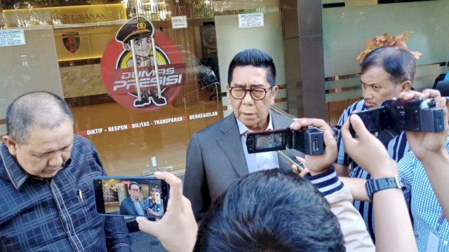 Pengacara Henry Yosodiningrat selaku kuasa hukum PT APMR. 