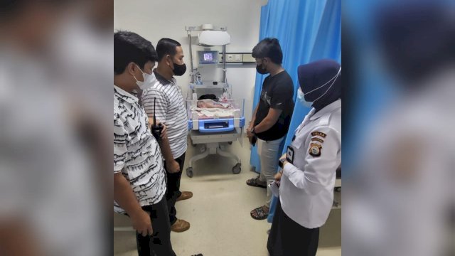 Bayi laki-laki saat menjalani perawatan di RS Bhayangkara Makassar didampingi dokter dan sejumlah aparat kepolisian/Ist