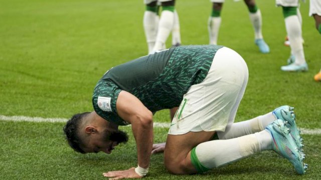Saleh Al-Shehri dari Arab Saudi merayakan gol pertama timnya selama pertandingan sepak bola grup C Piala Dunia antara Argentina dan Arab Saudi di Stadion Lusail di Lusail, Qatar, Selasa (22/11/2022). Foto; ist
