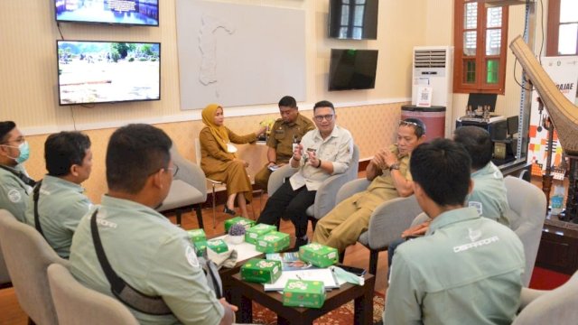 Sekretaris Disbudbar Sulsel, Devo Khadafi menyambut kedatangan Dinas Pariwisata Kotabaru dan Berau, Selasa (22/11/2022). Foto: dok